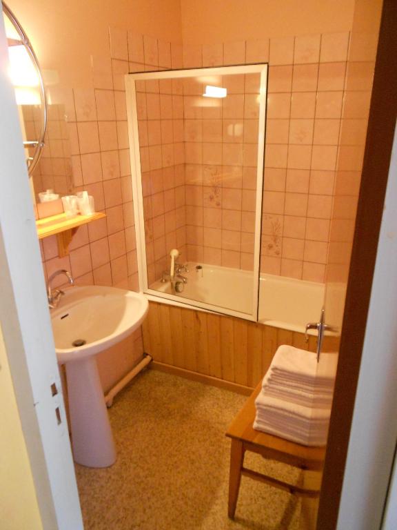 Koupelna v ubytování Hôtel L'Orée du Bois