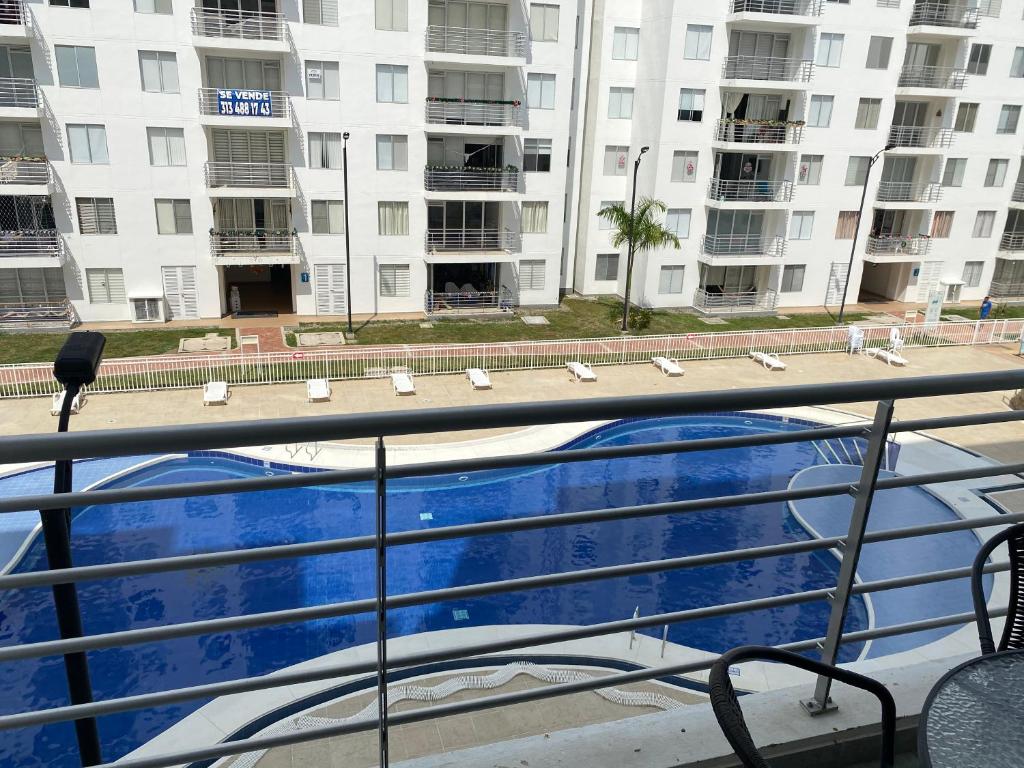 uitzicht op een zwembad vanaf een balkon van een gebouw bij Apartamento Conjunto Aqualina Orange in Girardot