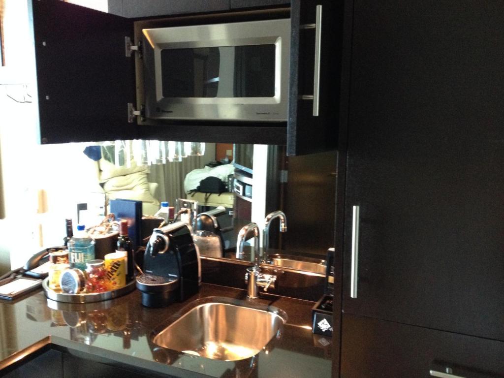 encimera de cocina con fregadero y microondas en Apartment at De Soleil Hotel on Ocean Drive, en Miami Beach