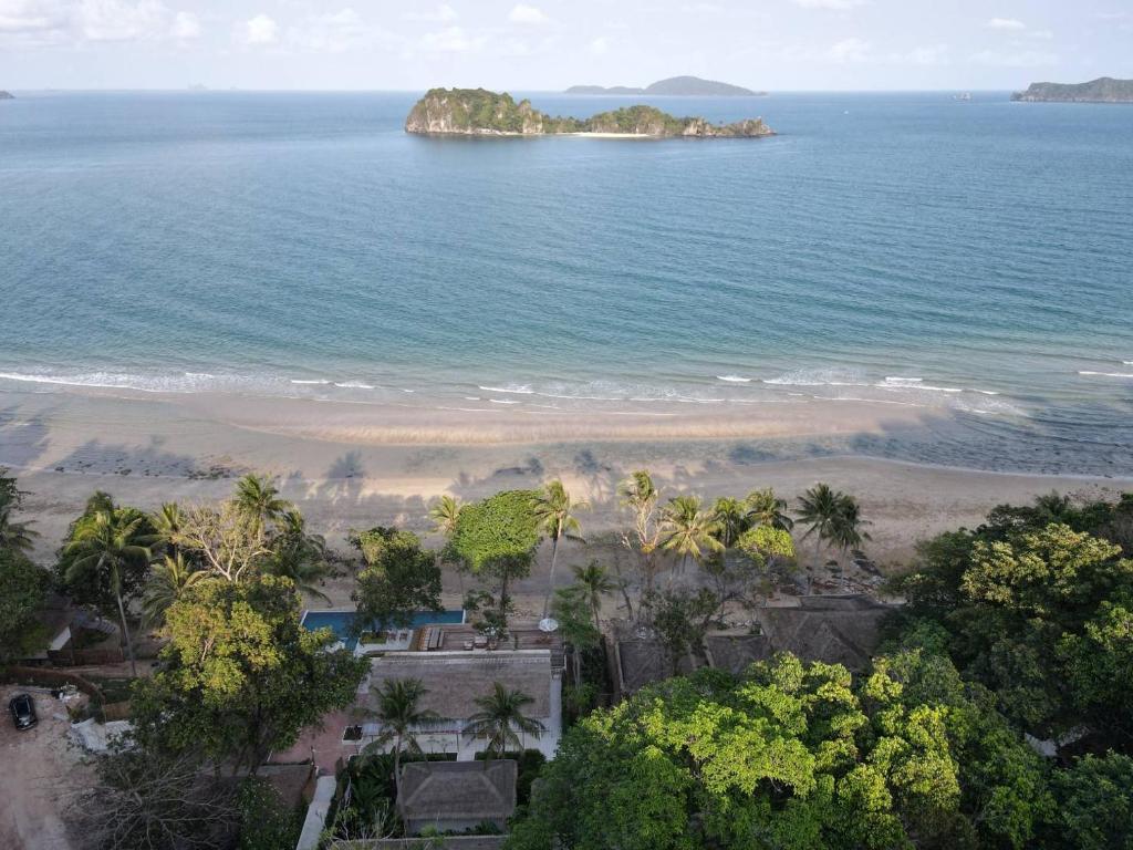 - une vue aérienne sur une plage bordée de palmiers et l'océan dans l'établissement The Nest Private Beach Resort, à Chumpon