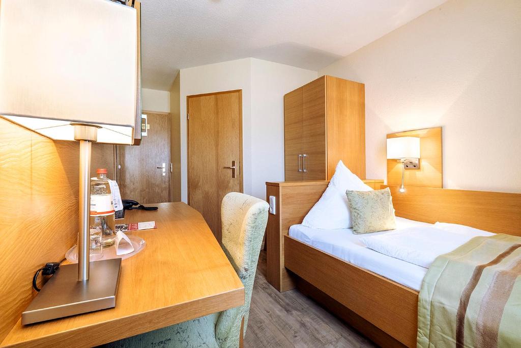Postel nebo postele na pokoji v ubytování Hotel Neuwarft Altbau