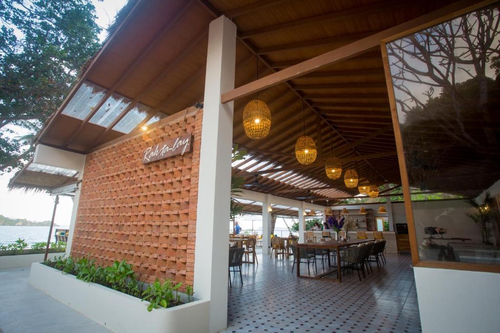 Restaurace v ubytování The Nest Private Beach Resort