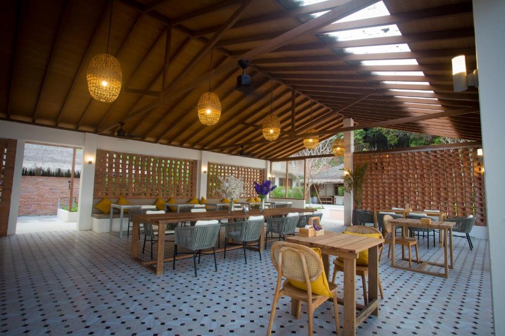Restaurace v ubytování The Nest Private Beach Resort