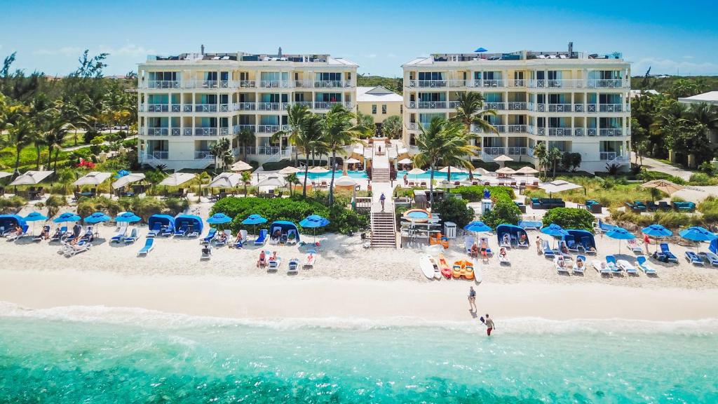 eine Luftansicht auf den Strand im Resort in der Unterkunft Windsong on the Reef in Grace Bay