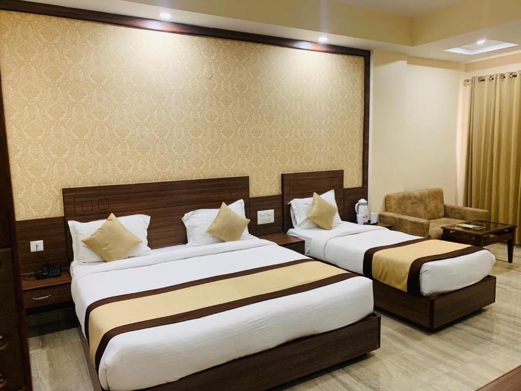 Postel nebo postele na pokoji v ubytování Hotel The Vaishno Devi Hills