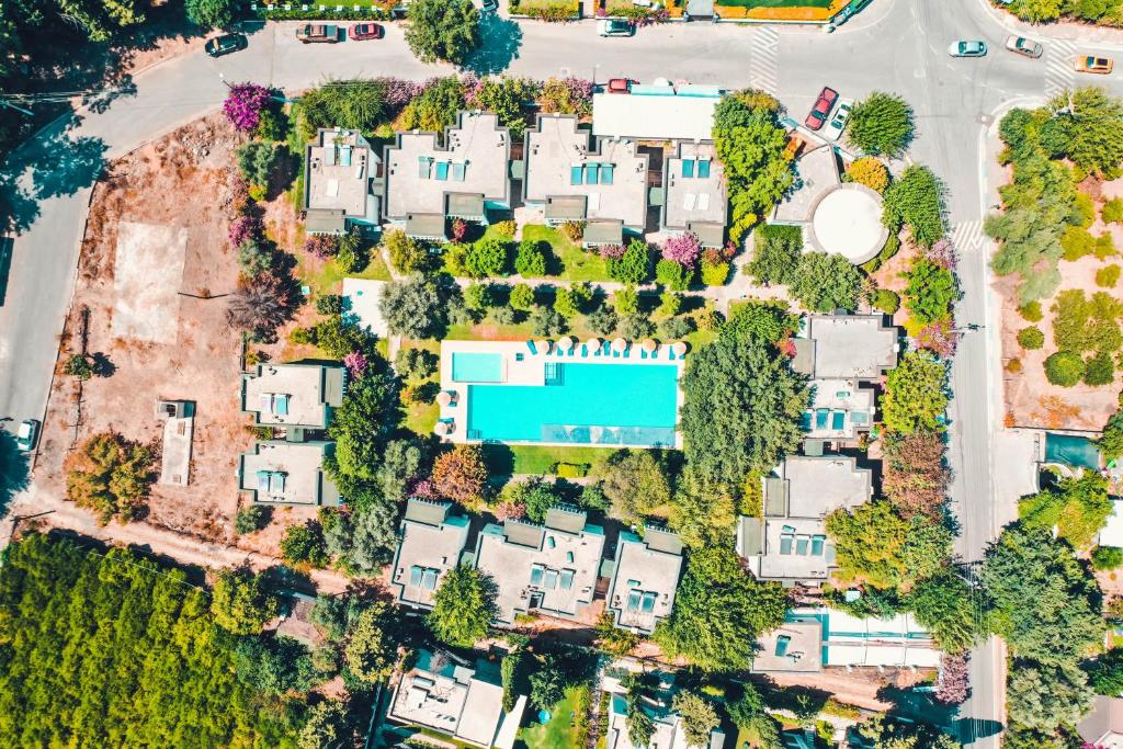 an aerial view of a house with a pool at Muskebi Apart Otel in Ortakent