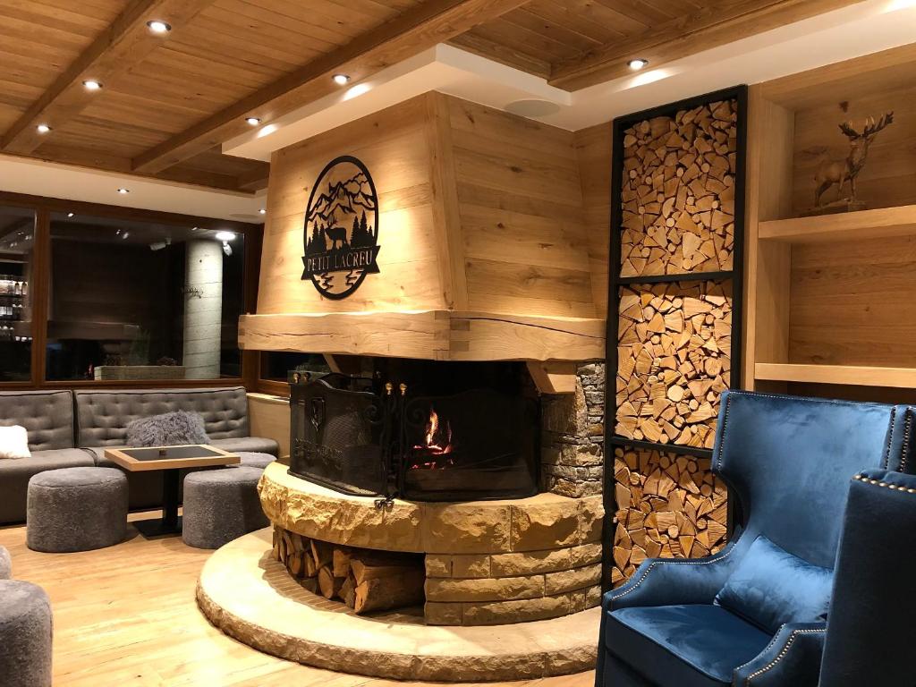 Posezení v ubytování Hotel Petit Lacreu
