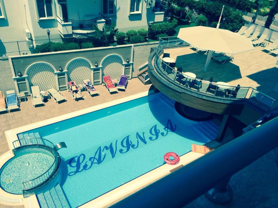 Výhled na bazén z ubytování Lavinia Apart & Hotel nebo okolí