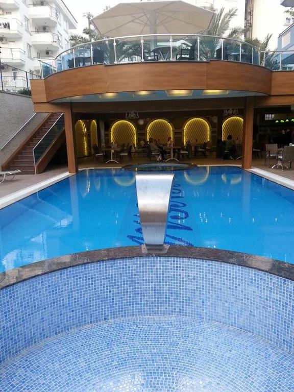 Bazén v ubytování Lavinia Apart & Hotel nebo v jeho okolí