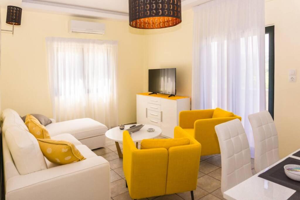 TV a/nebo společenská místnost v ubytování 10 bedroom complex, with private pool, BBQ & ping pong!