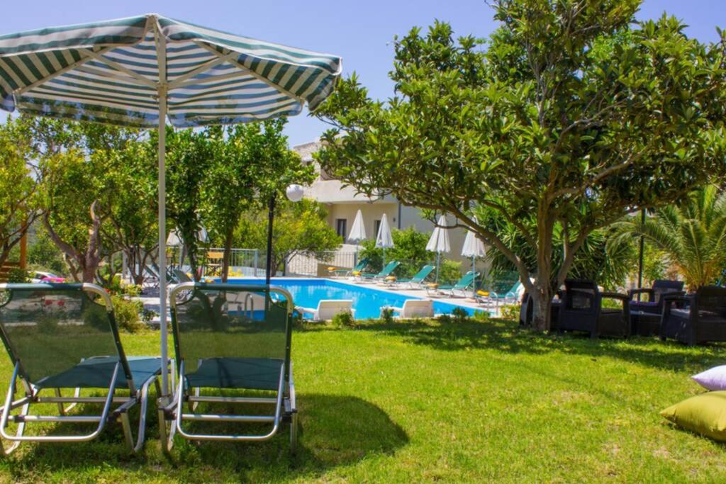Bazén v ubytování 10 bedroom complex, with private pool, BBQ & ping pong! nebo v jeho okolí