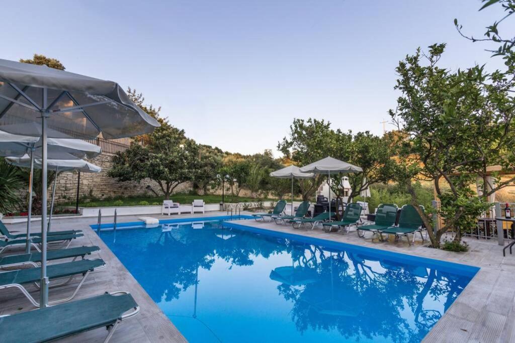 Bazén v ubytování 10 bedroom complex, with private pool, BBQ & ping pong! nebo v jeho okolí