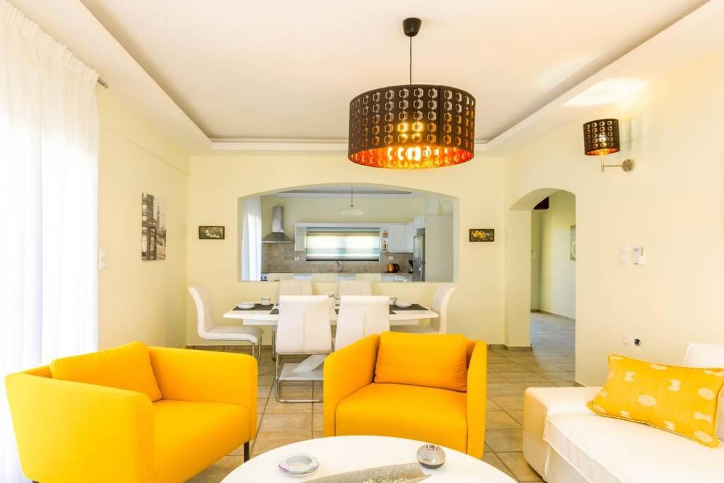Posezení v ubytování 10 bedroom complex, with private pool, BBQ & ping pong!