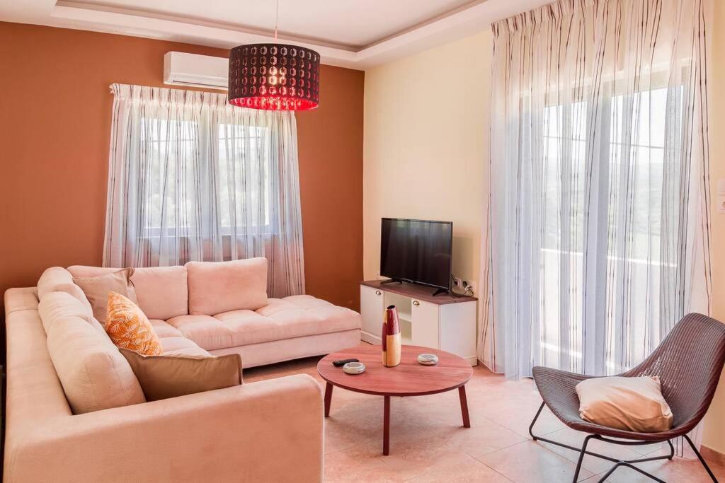 Posezení v ubytování 10 bedroom complex, with private pool, BBQ & ping pong!