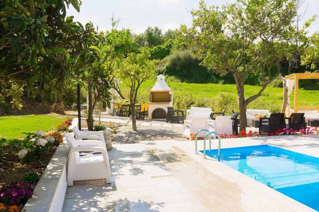 Bazén v ubytování 10 bedroom complex, with private pool, BBQ & ping pong! nebo v jeho okolí