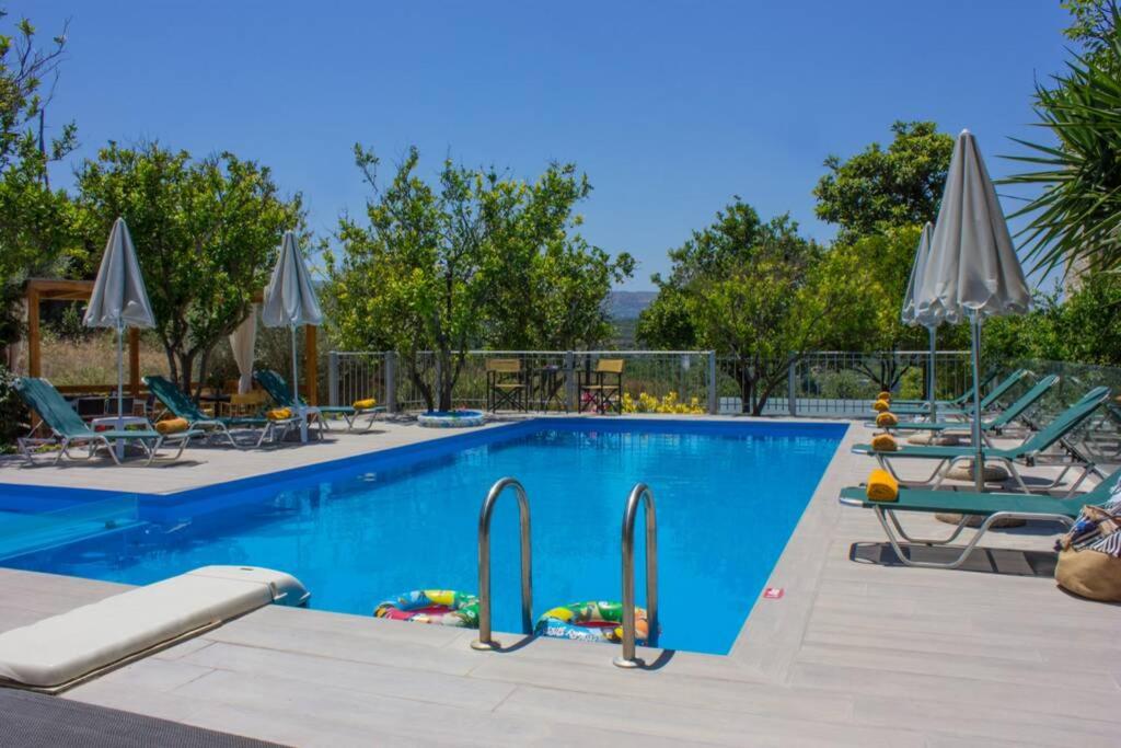 Bazén v ubytování 10 bedroom complex, with private pool, BBQ & ping pong! nebo v jeho okolí