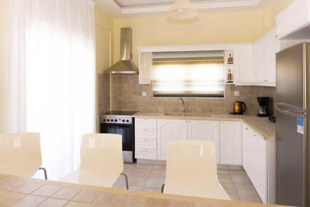 Kuchyň nebo kuchyňský kout v ubytování 10 bedroom complex, with private pool, BBQ & ping pong!
