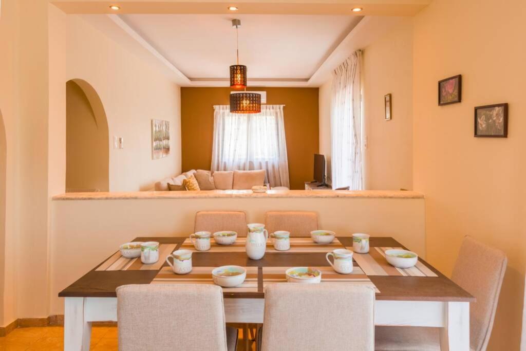 Fotografie z fotogalerie ubytování 10 bedroom complex, with private pool, BBQ & ping pong! v destinaci Astérion