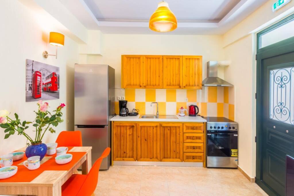 Kuchyň nebo kuchyňský kout v ubytování 10 bedroom complex, with private pool, BBQ & ping pong!