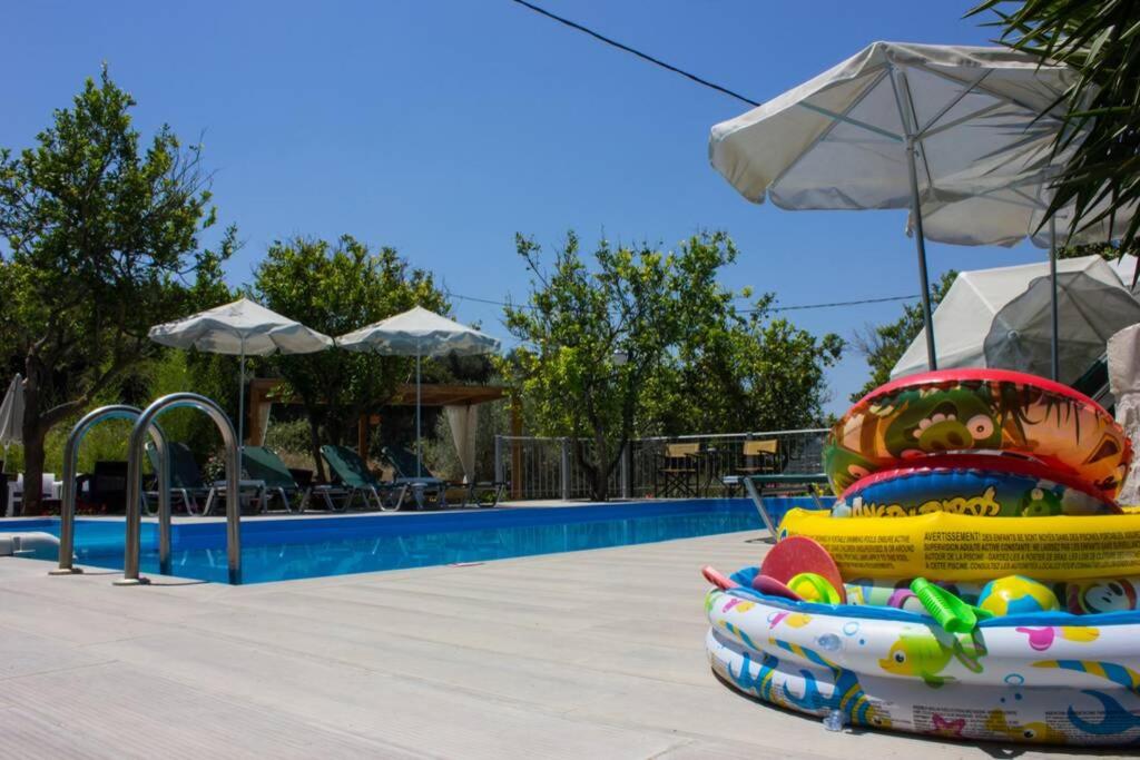 Bazén v ubytování 10 bedroom complex, with private pool, BBQ & ping pong! nebo v jeho okolí