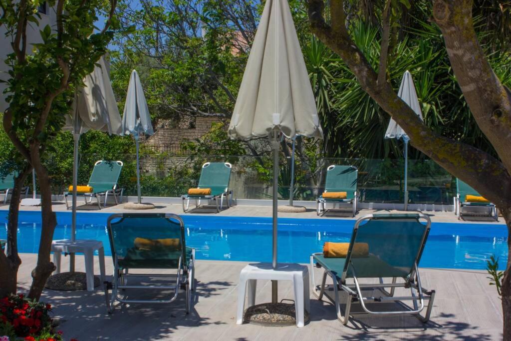 Bazén v ubytování 10 bedroom complex, with private pool, BBQ & ping pong! nebo v jeho okolí