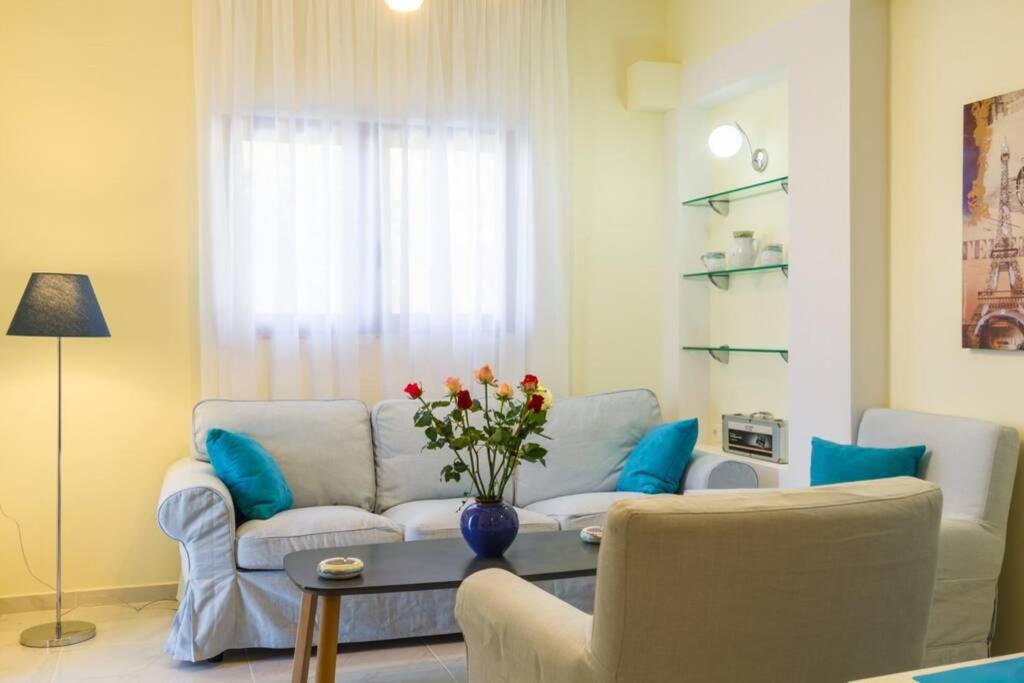 Posezení v ubytování 10 bedroom complex, with private pool, BBQ & ping pong!