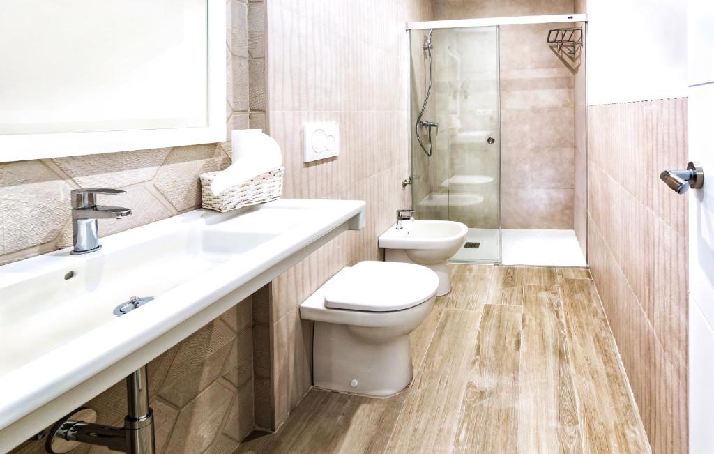 A bathroom at Apartamentos Perla Marina