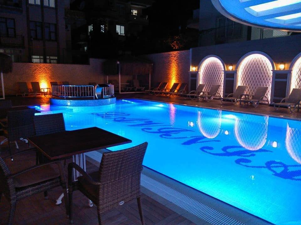 Bazén v ubytování Lavinia Apart & Hotel nebo v jeho okolí