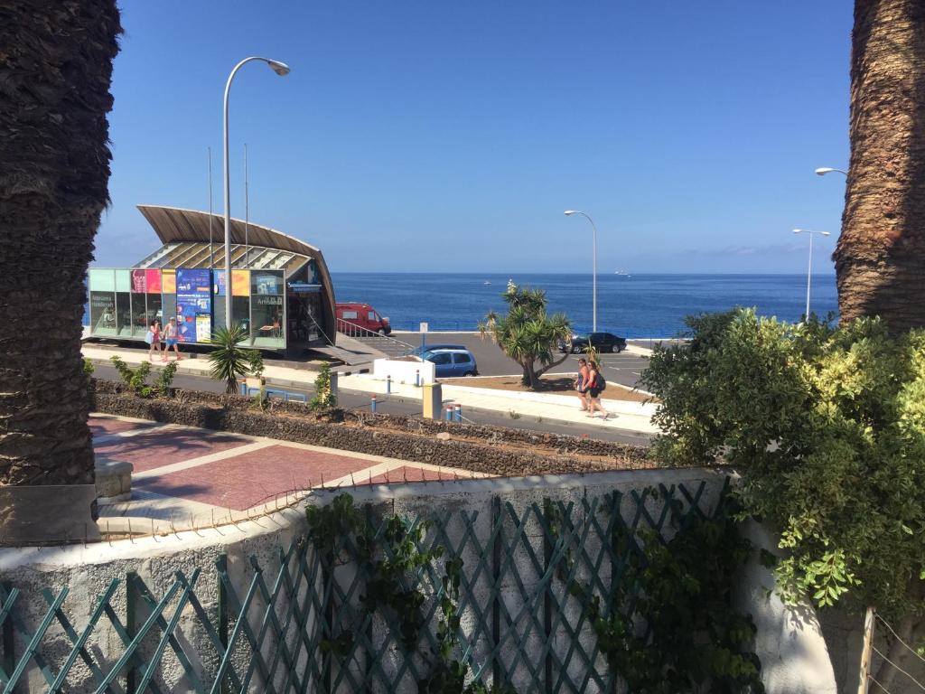 Blick auf das Meer von einer Straße in der Unterkunft Sea Front Costa Adeje Bungalow in Adeje