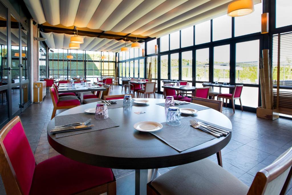 Reštaurácia alebo iné gastronomické zariadenie v ubytovaní Hotel Salamanca Montalvo