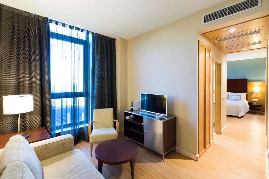 Televízia a/alebo spoločenská miestnosť v ubytovaní Hotel Salamanca Montalvo