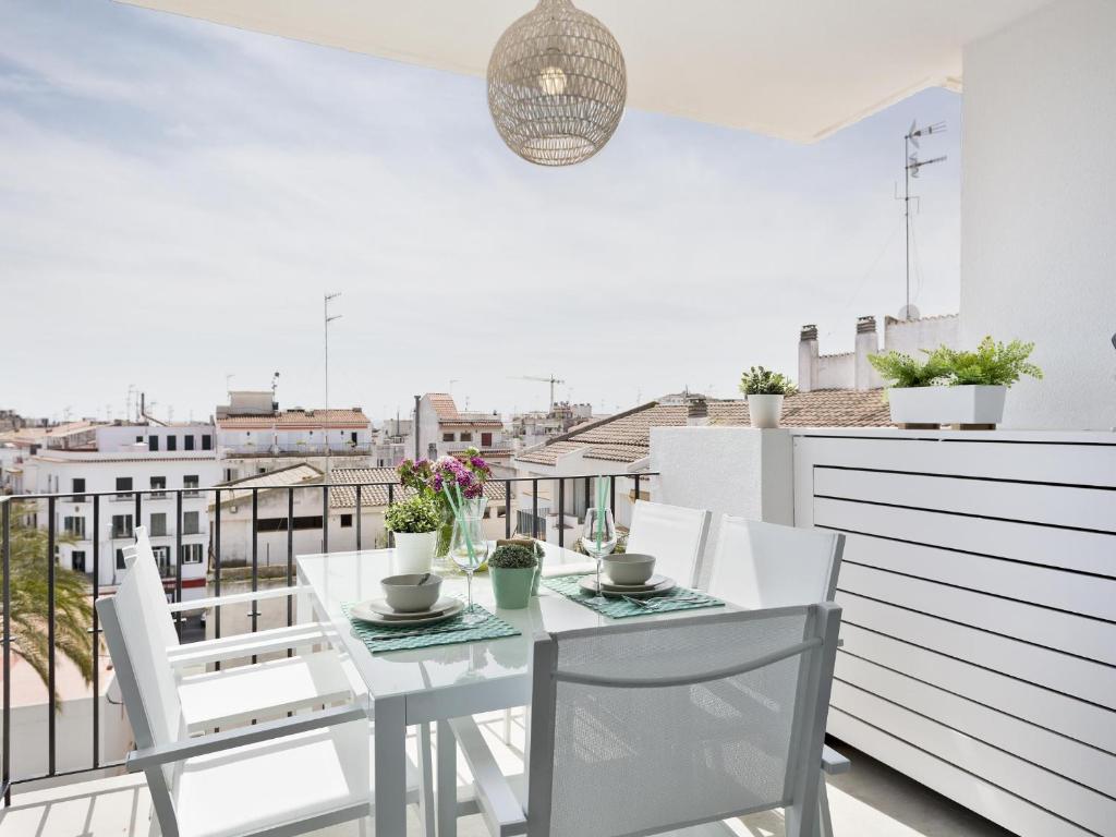 Balkón nebo terasa v ubytování Sitges Spaces Oasis Penthouse 3 Bedroom, 2 Bathroom, Terrace, Pool, Sleeps up to 6