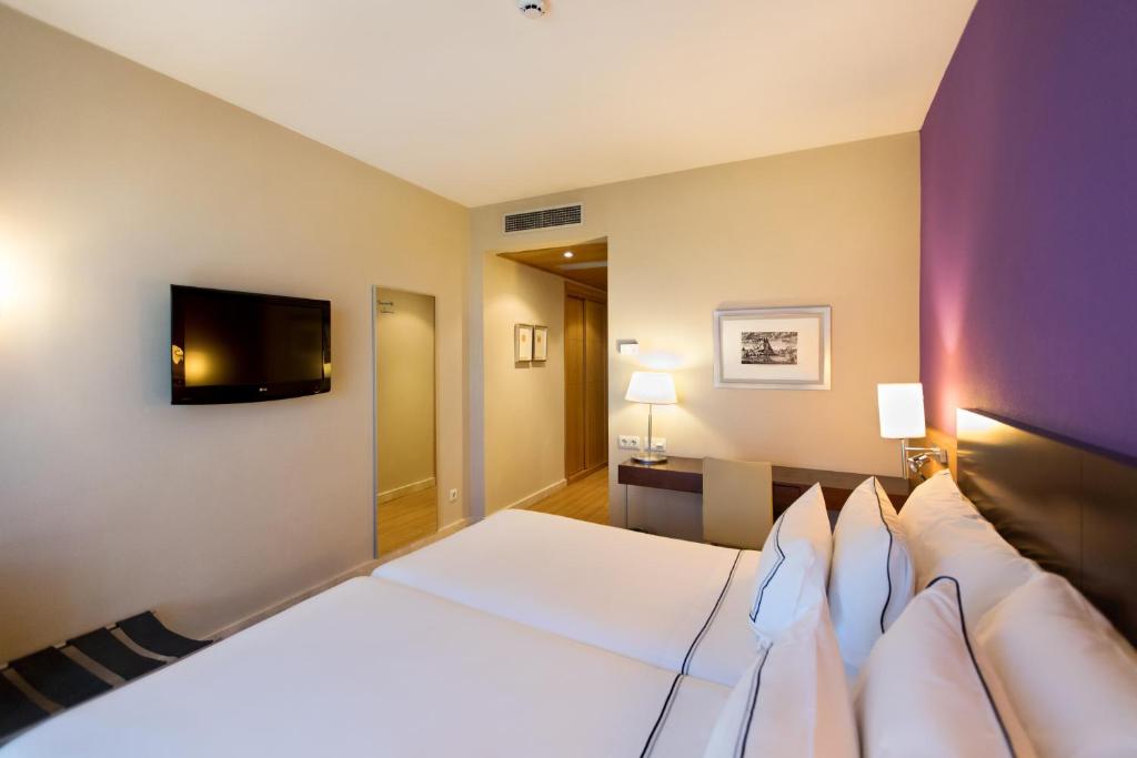 Televízia a/alebo spoločenská miestnosť v ubytovaní Hotel Salamanca Montalvo
