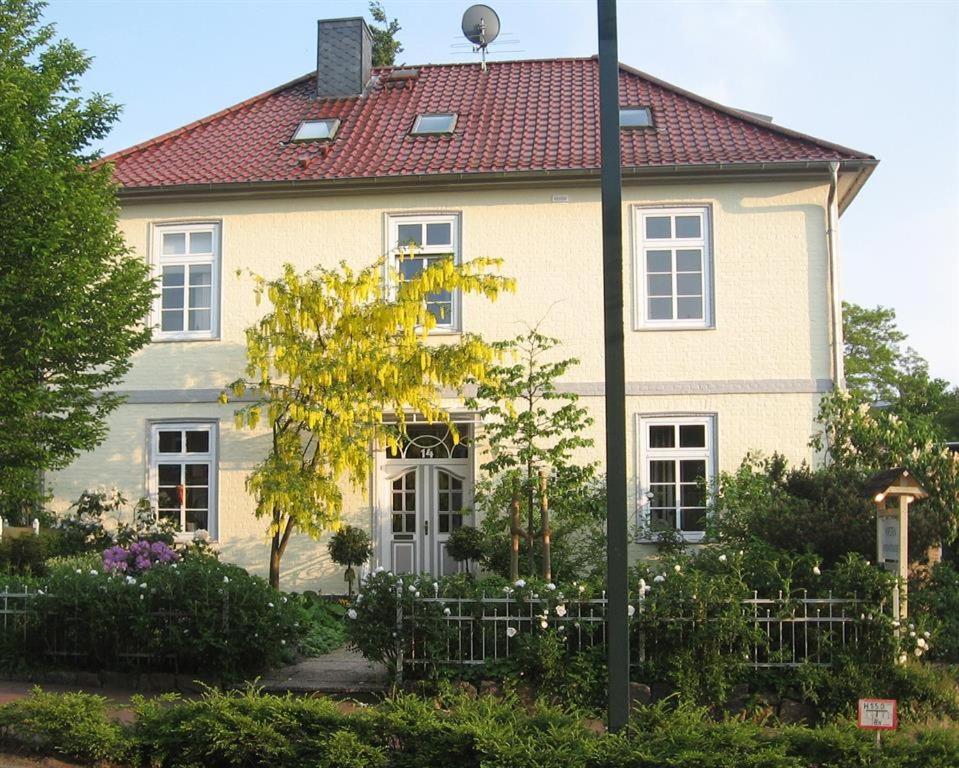 una gran casa blanca con techo rojo en Altes Schulhaus, en Bad Schwartau