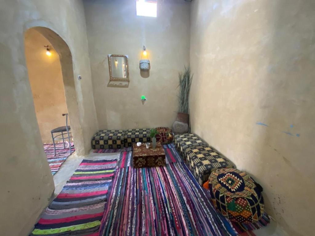 ein Wohnzimmer mit einem Sofa und einem Teppich in der Unterkunft Olive Garden House in ‘Izbat Zaydān