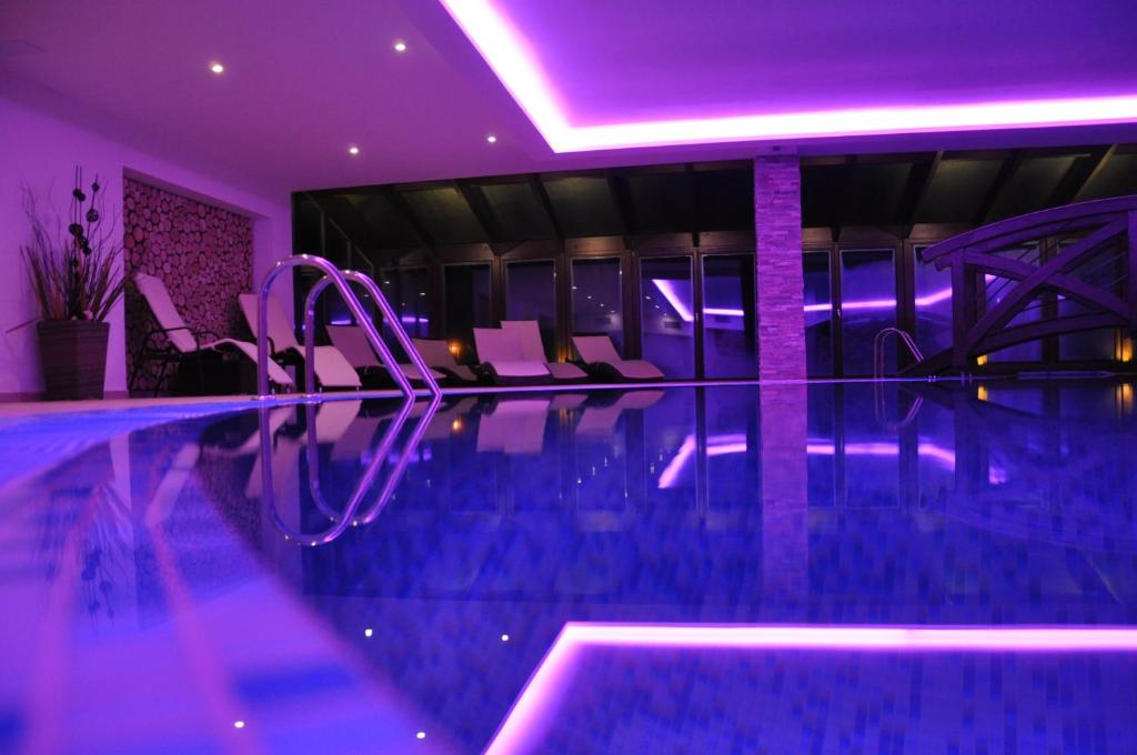 Bazén v ubytování Wellness Hotel Kempa nebo v jeho okolí