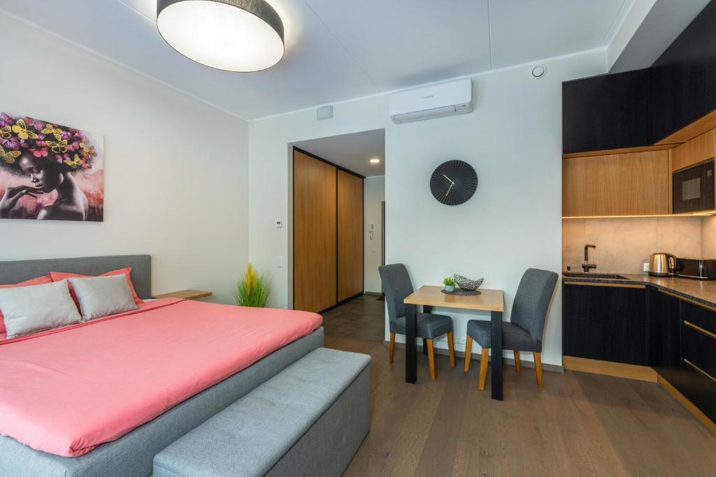 um quarto com uma cama, uma mesa e cadeiras em TartuKodu Riia 20B-3 em Tartu