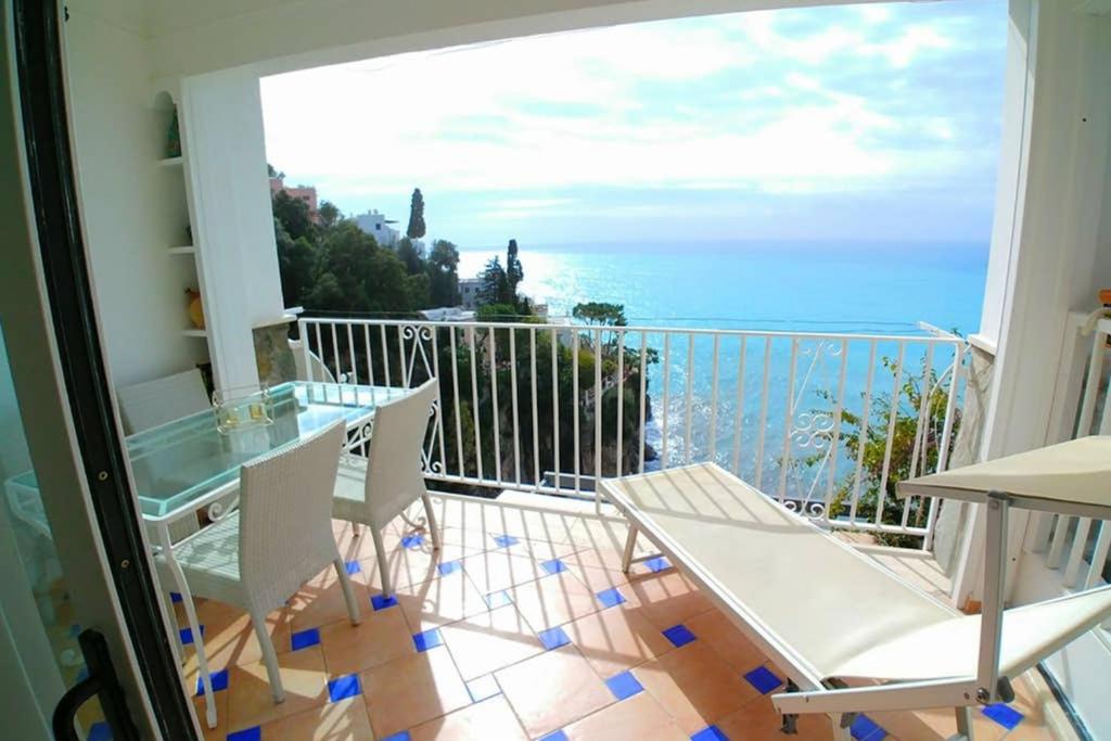 ポジターノにあるVilla Marebluの海の景色を望むバルコニー(テーブル、椅子付)