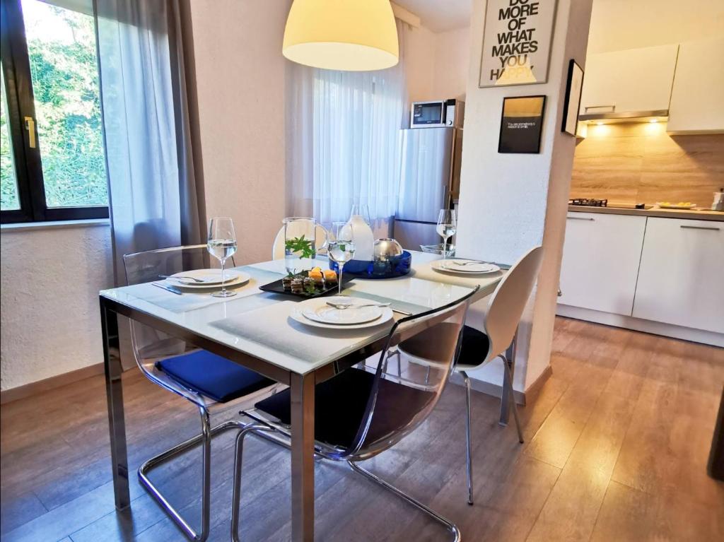una sala da pranzo con tavolo e sedie di Apartment Samlandin a Krk
