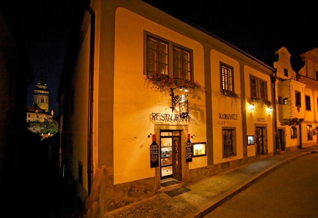 a building on a street at night at Hotel Konvice in Český Krumlov