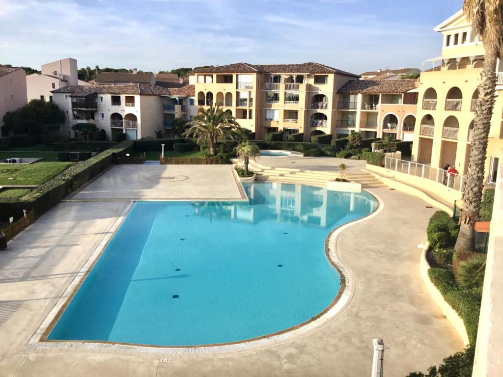 une vue aérienne d'une piscine dans un complexe hôtelier dans l'établissement Duplex vue mer- Six-fours-les-plages, à Six-Fours-les-Plages