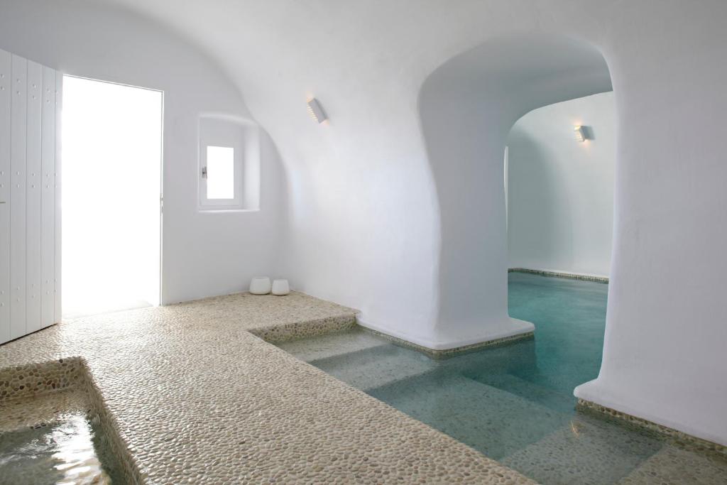 Bazén v ubytování Katikies Kirini Santorini - The Leading Hotels Of The World nebo v jeho okolí