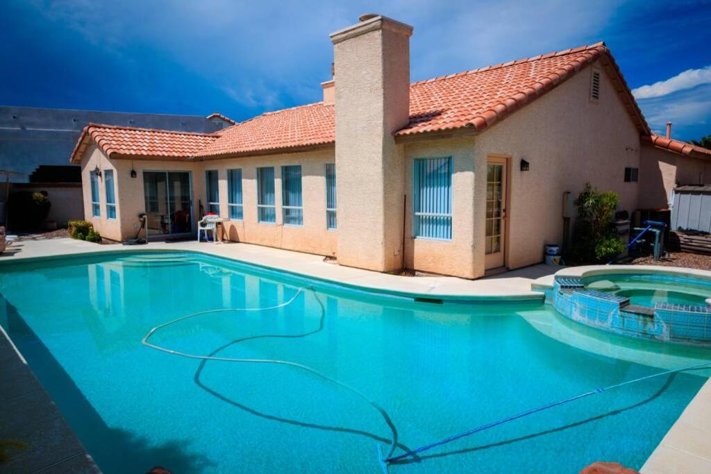 uma piscina em frente a uma casa em Luxury 1900 SQ FT House Huge 46 FT Pool & Hot SPA em Las Vegas