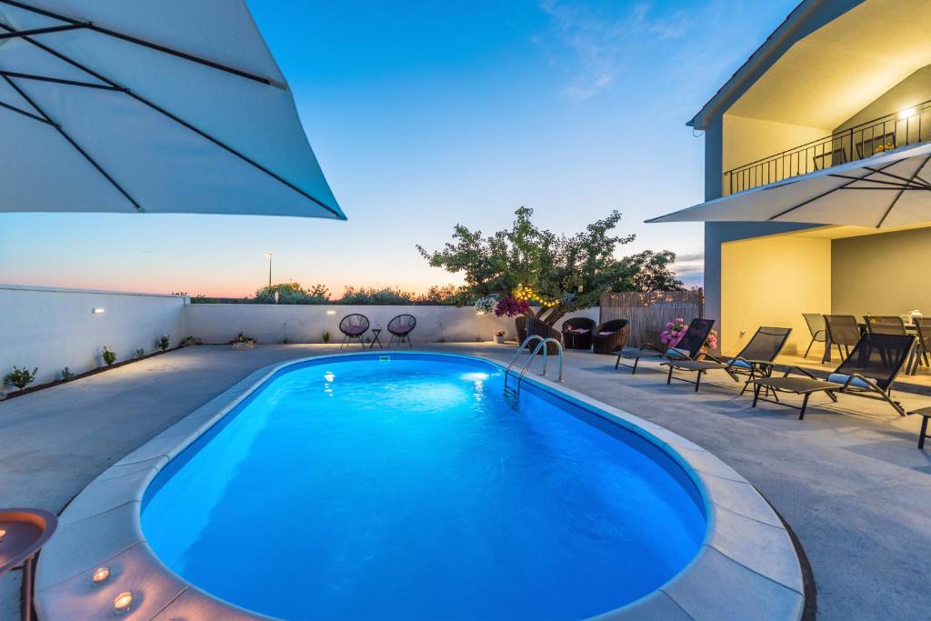 einen Pool im Hinterhof eines Hauses in der Unterkunft Villa Kalada - Adriatic Luxury Villas in Poljica