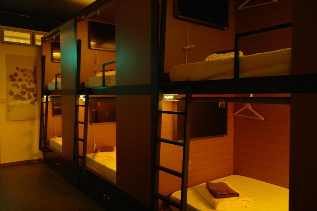 eine Gruppe Etagenbetten in einem Zimmer in der Unterkunft Chic Capsule Otel in Singapur