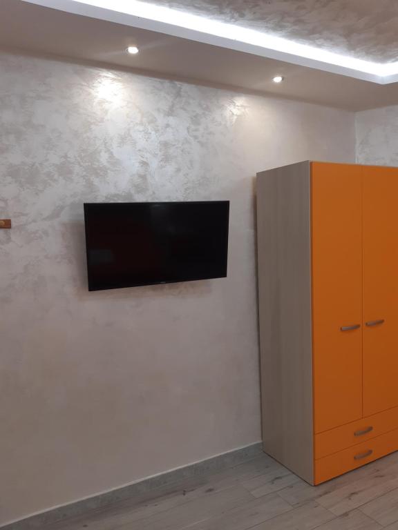 Televízia a/alebo spoločenská miestnosť v ubytovaní B&B La Colonna