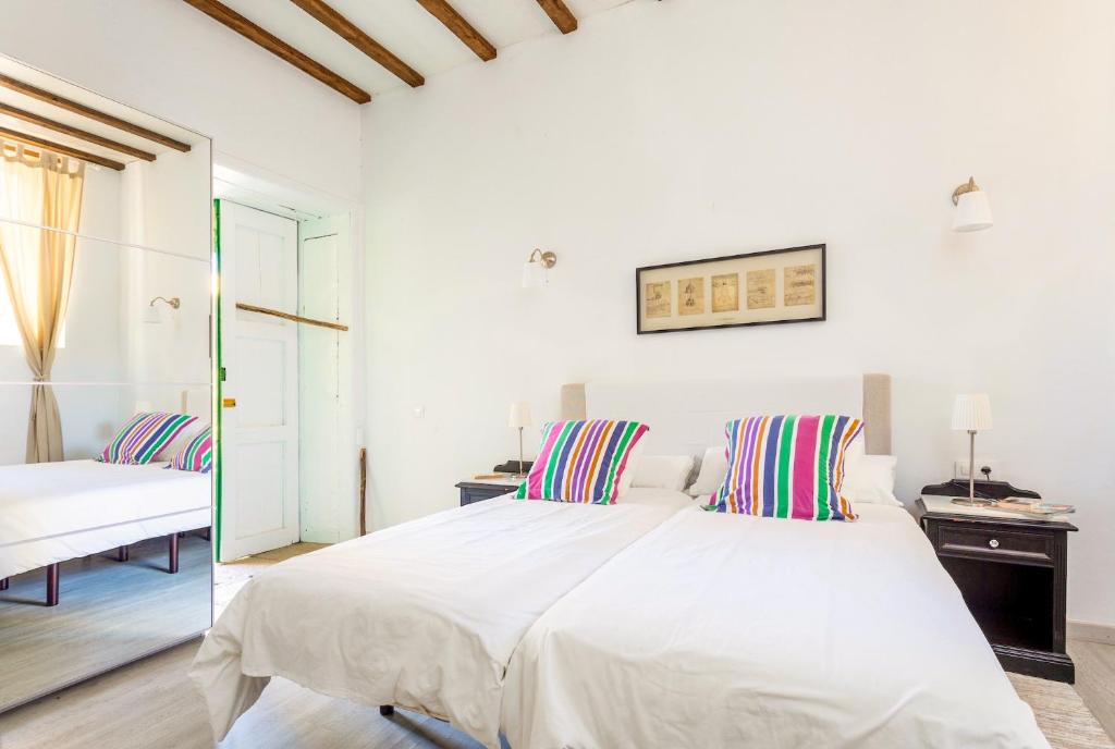 A bed or beds in a room at Detached Villa with Garden, Heated and Private Pool, Sea View, Parking Free