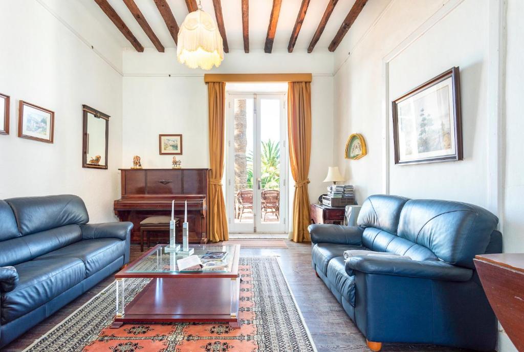 A seating area at Detached Villa with Garden, Heated and Private Pool, Sea View, Parking Free