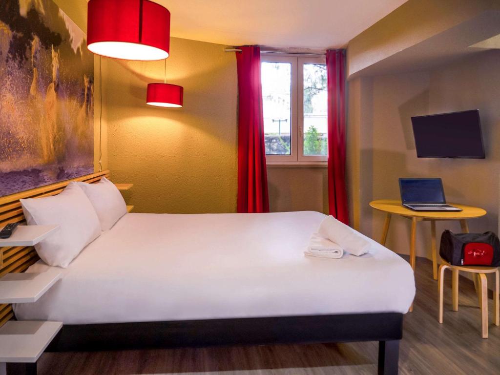 Postel nebo postele na pokoji v ubytování ibis Arles