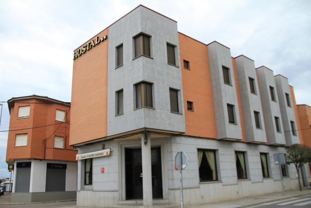 un edificio in una strada di città con un edificio di Hostal Restaurante Cuatro Caminos a Calera y Chozas